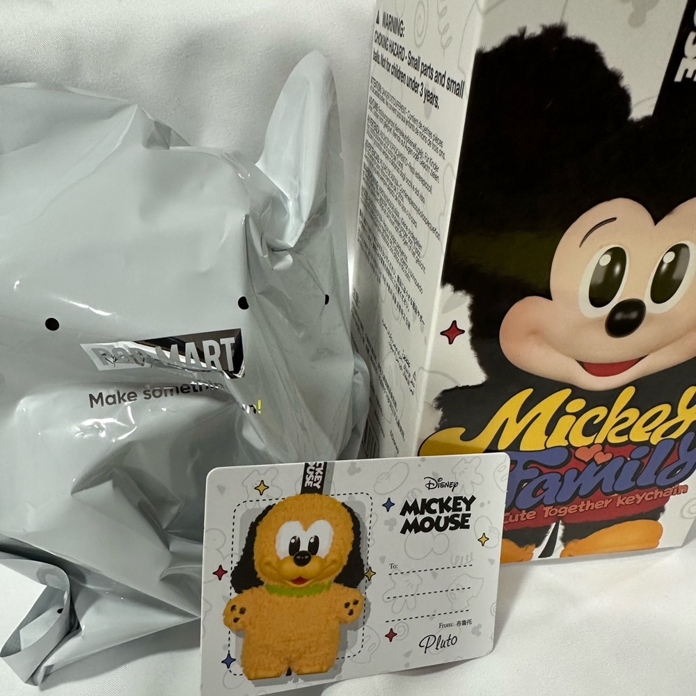 CONFIRMED PLUTO Mickey Family Cute Together Keychain Series Figures Plush - Picture 2 of 12